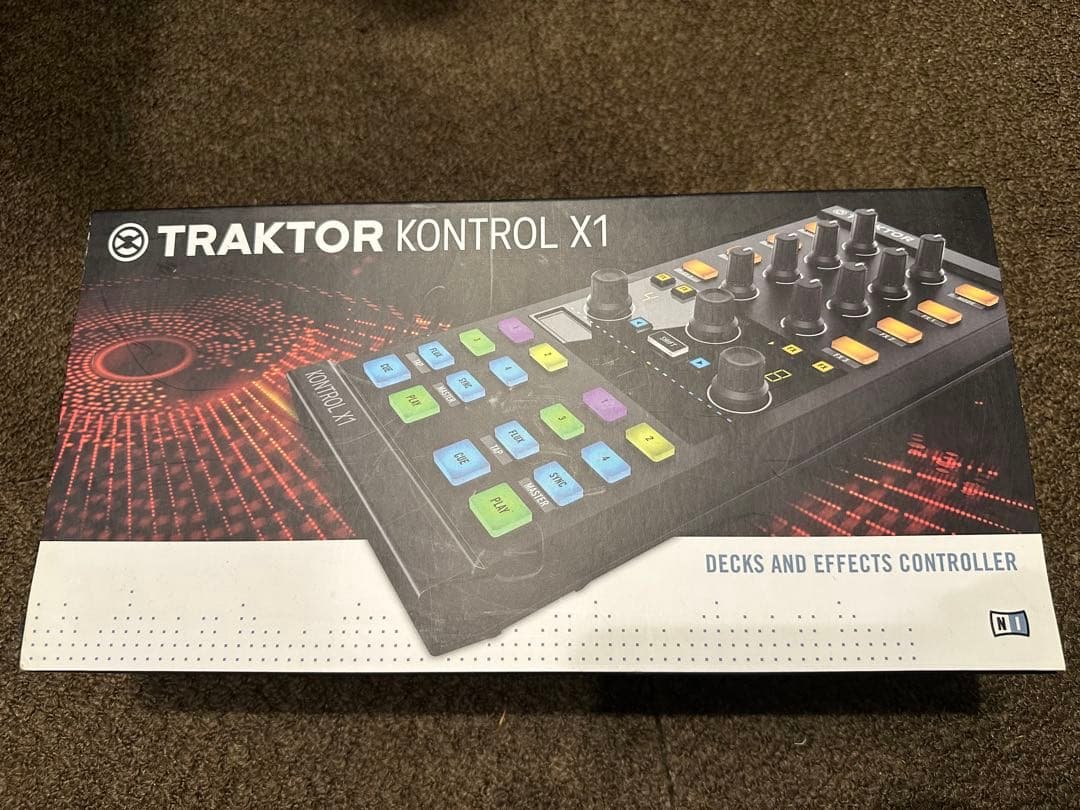 【専用ケース付き】TRAKTOR KONTROL X1 DJコントローラー